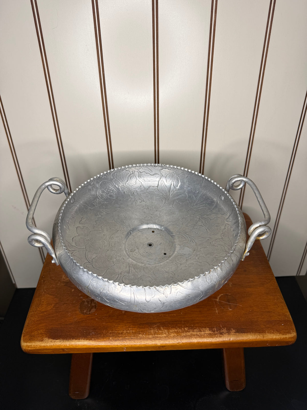Hammered Leaf Pattern Aluminum Fruit Bowl
