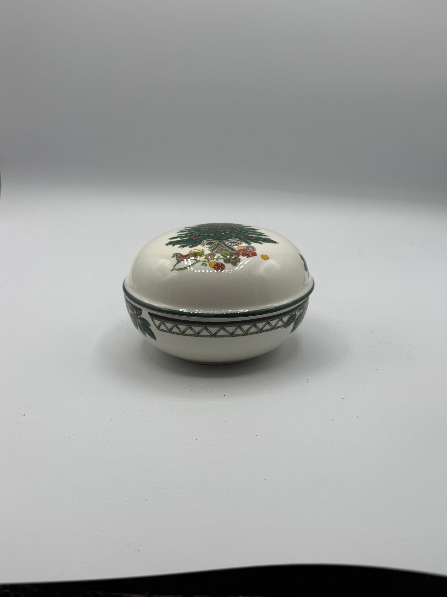 Mikasa Heritage Christmas Tree Trinket Box