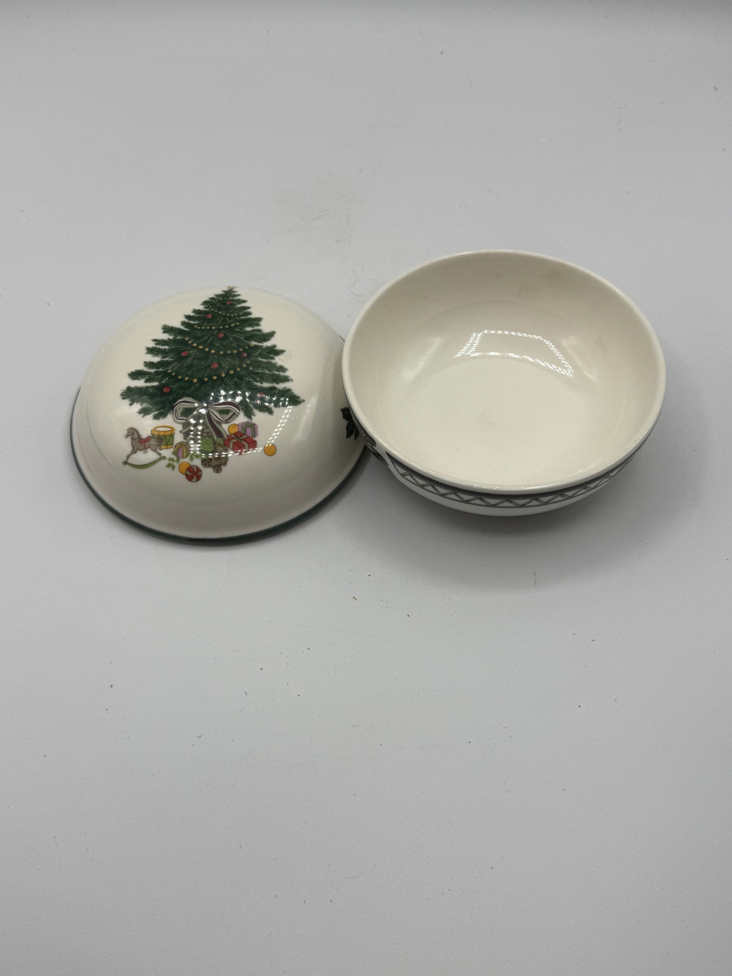 Mikasa Heritage Christmas Tree Trinket Box