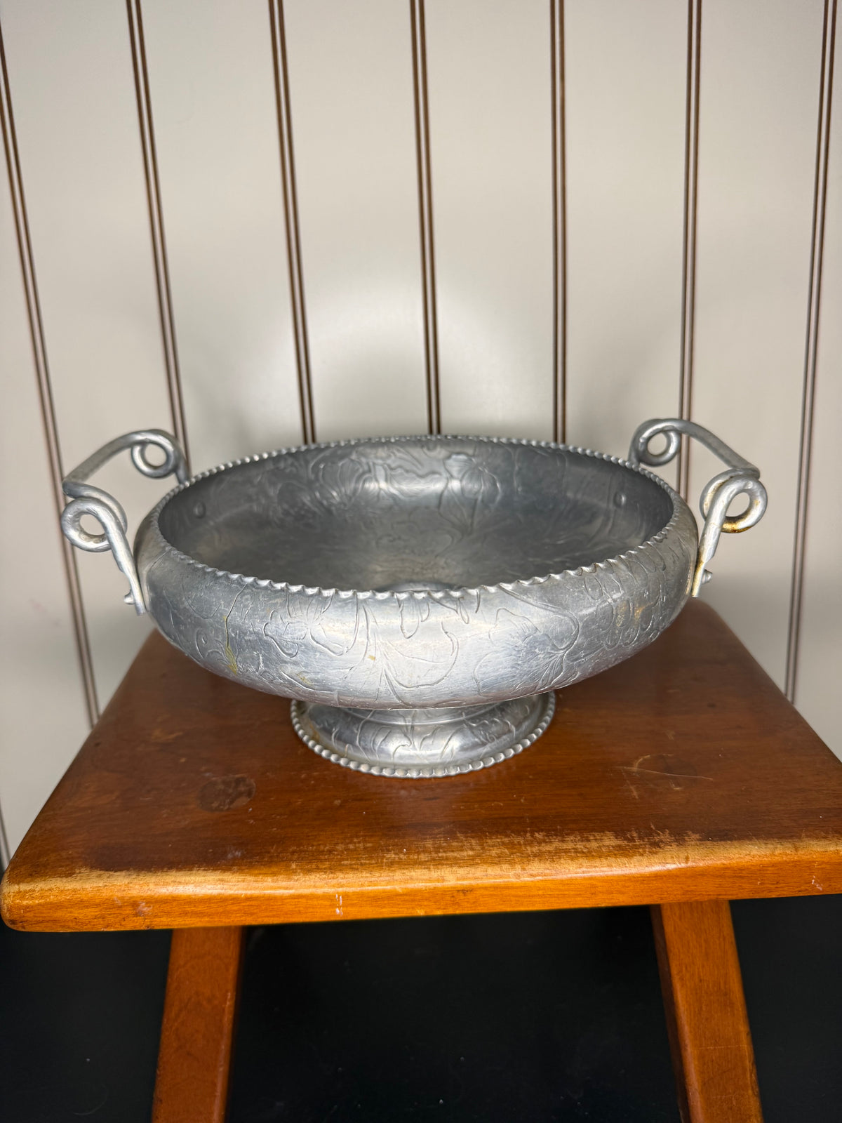 Hammered Leaf Pattern Aluminum Fruit Bowl
