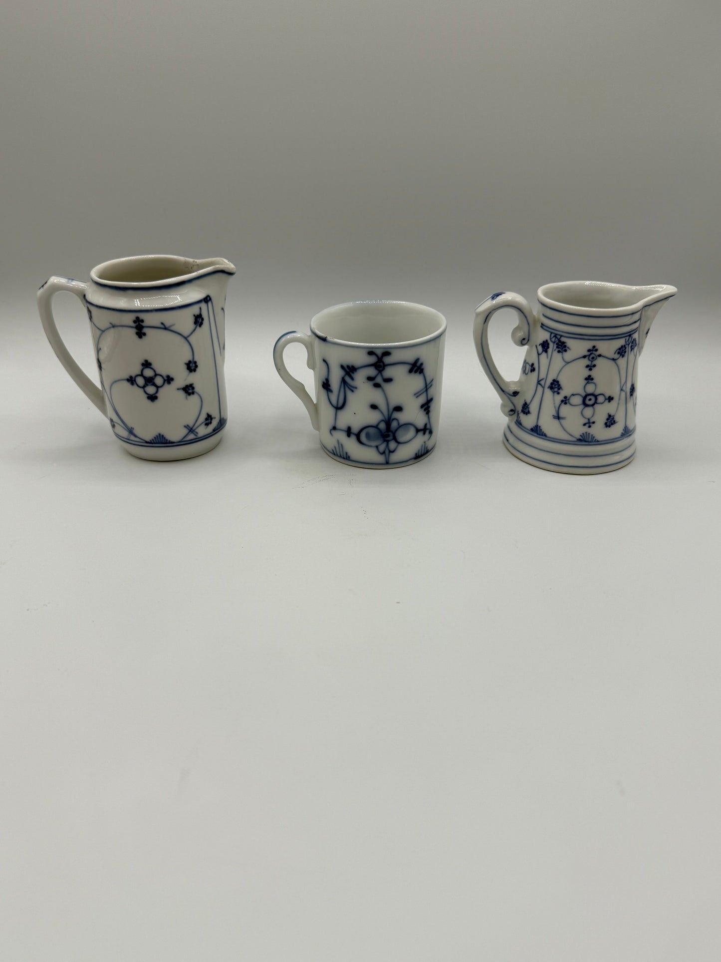 3-Piece Set Strohblume Indisch Blue (lg. creamer, sm. Creamer, handled cup)