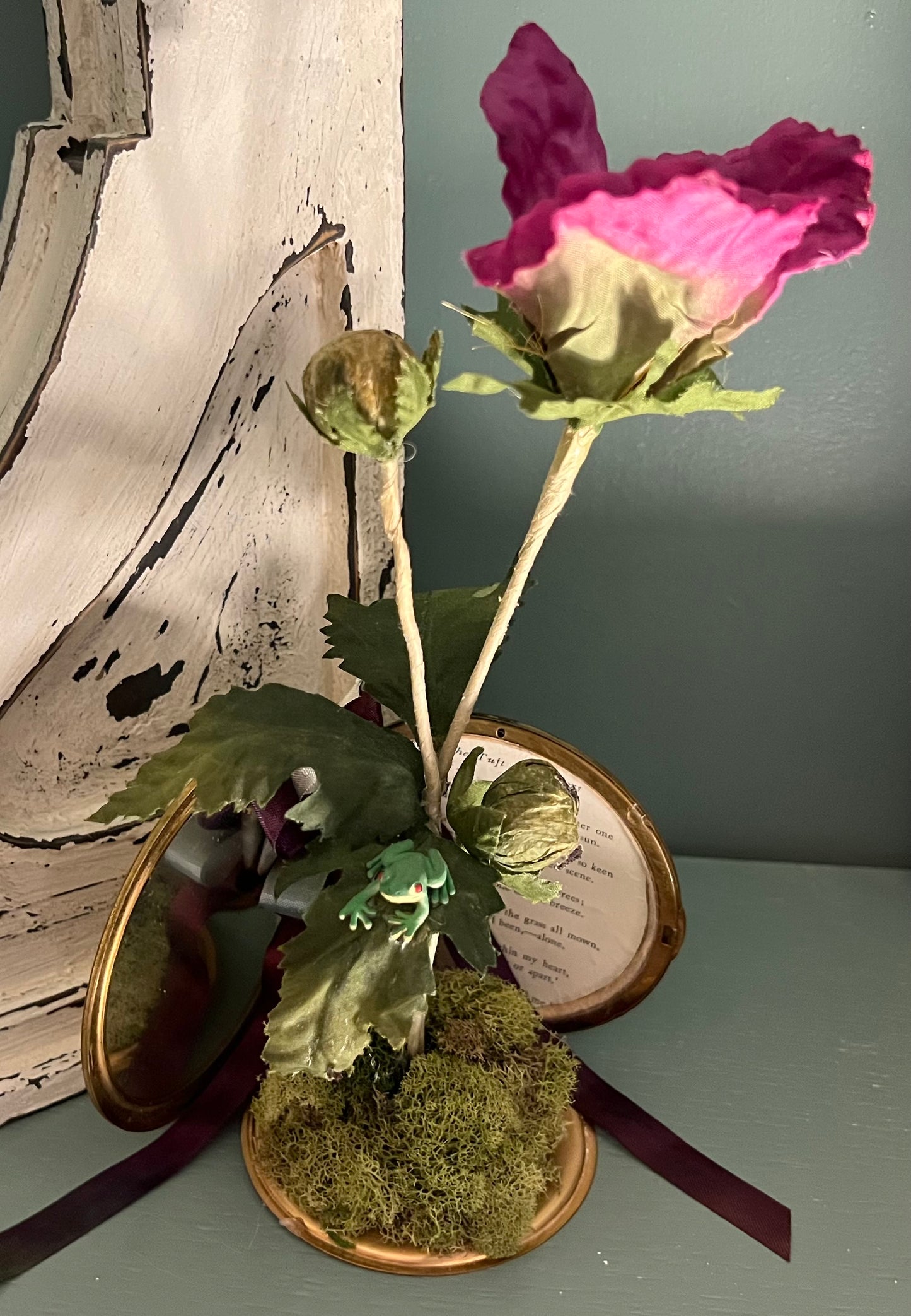 Vintage Makeup Compact with Tuft of Flowers